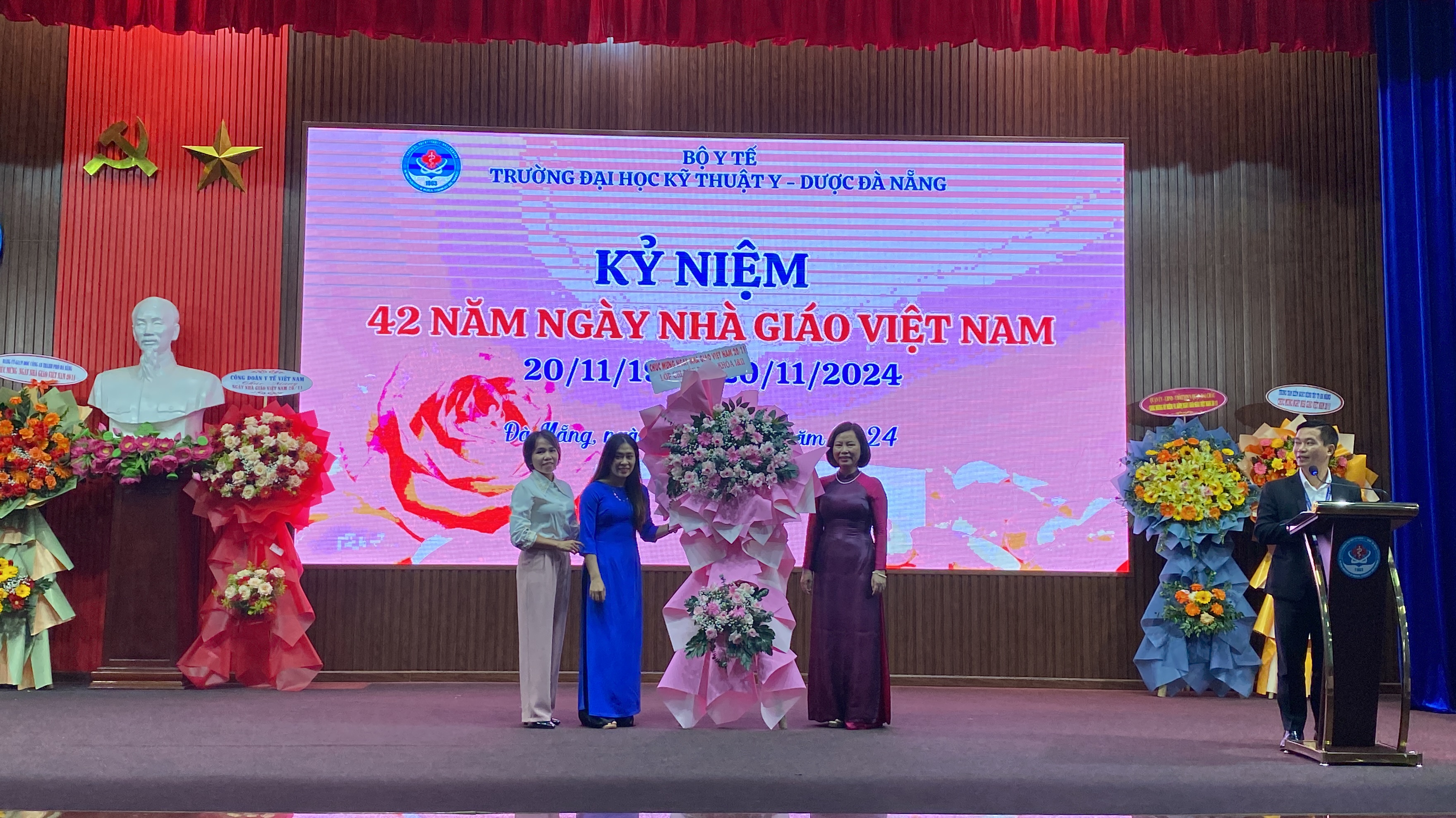 Trường Đại học Kỹ thuật Y - Dược Đà Nẵng tổ chức kỷ niệm 42 năm ngày Nhà giáo Việt Nam 20/11